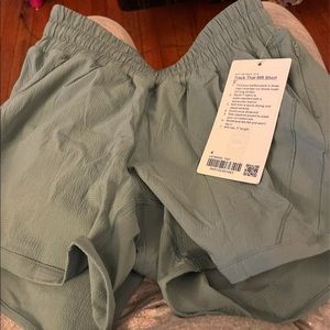 Lululemon track that 5” inseam size 4 seersucker tidewater teal NWT